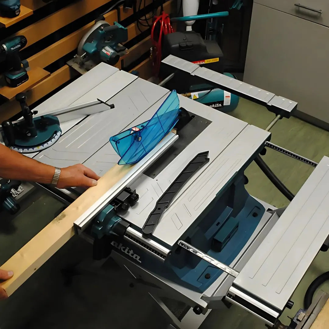 Makita (10") Table Saw with Stand M-MLT100